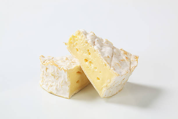 Plakjes brie op een houten plank